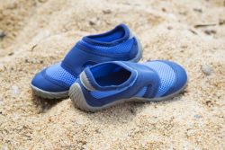 Dlaczego warto nosić buty na plaże?